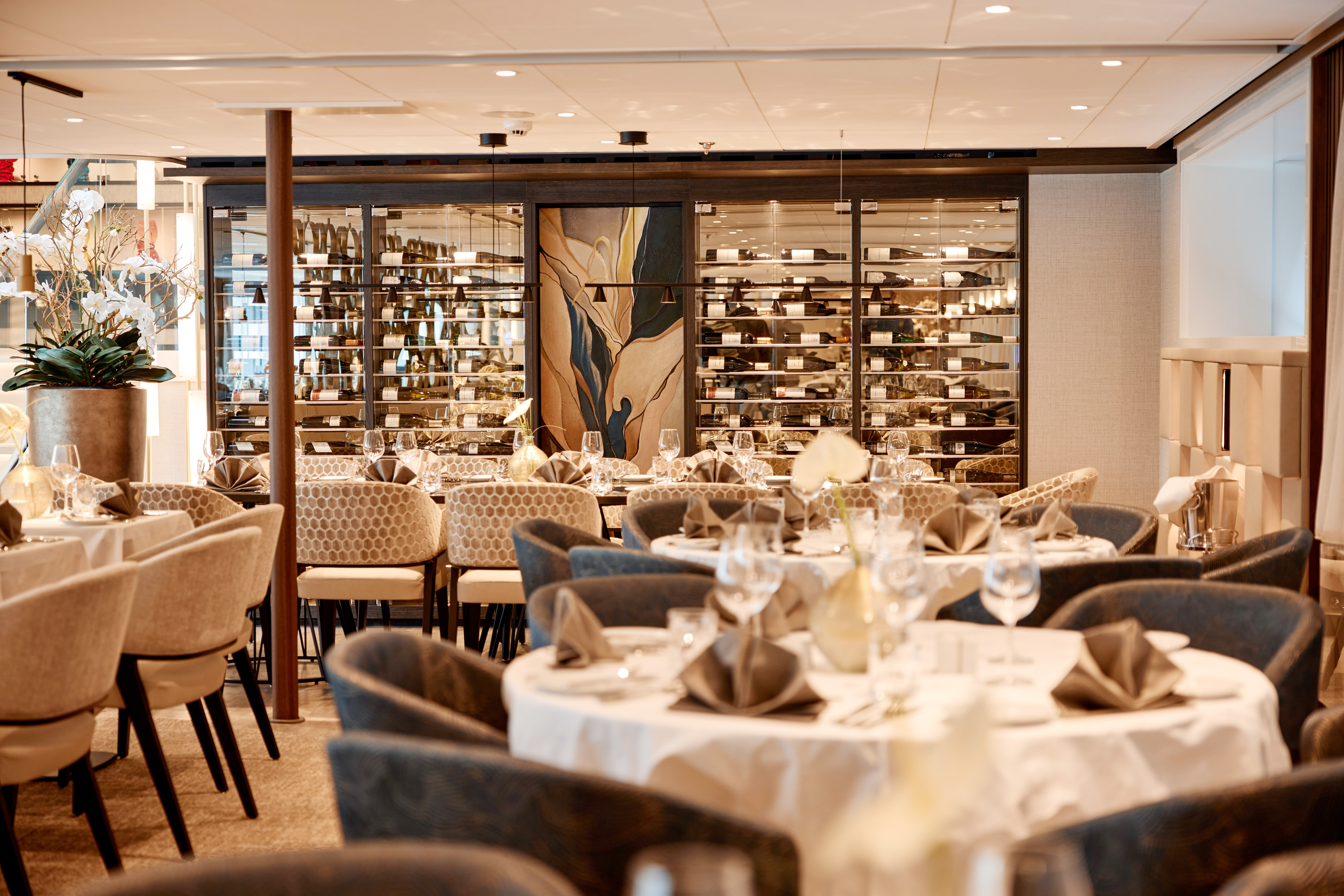 AMADEUS Riva Restaurant 1 ©Lueftner Cruises Amadeus Tom Yasny.jpg